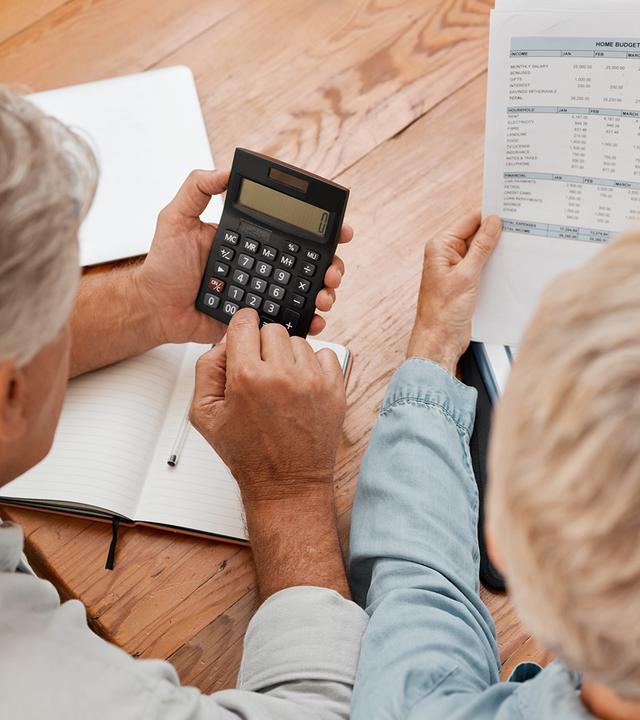 Älteres Ehepaar bei Finanzplanung