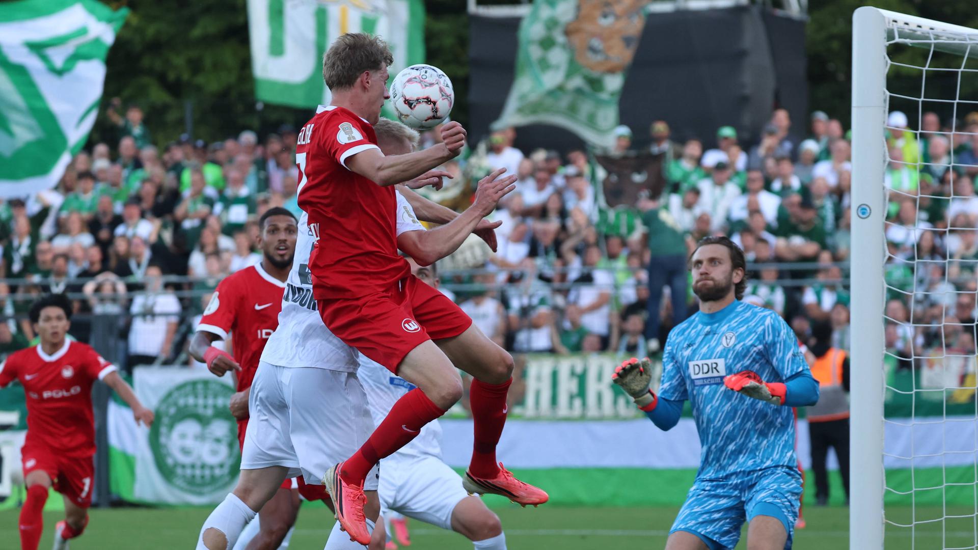 Alexander Bernhardsson (VfL Wolfsburg) köpft den Ball aufs Tor von Luis Zwick (VSG Altglienicke) im DFB-Pokal-Spiel der 1. Runde.