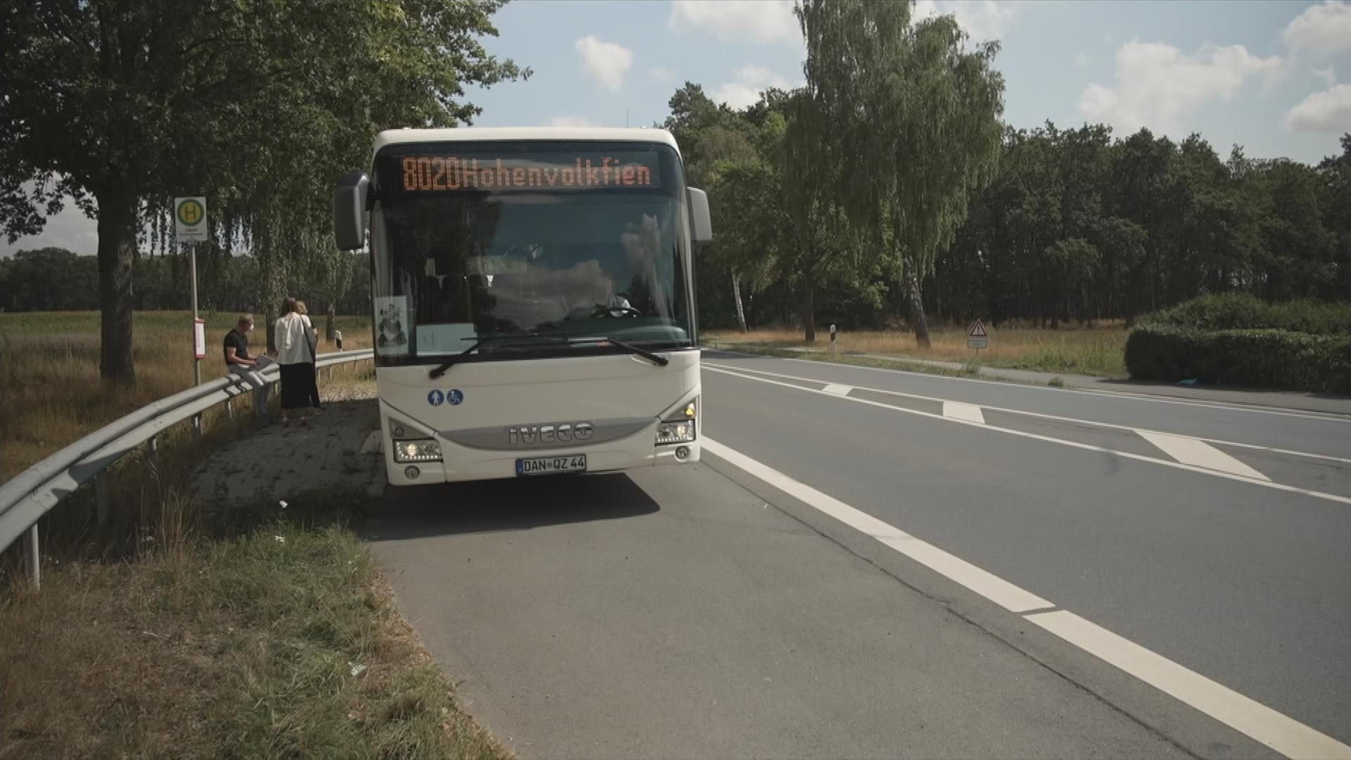 Ein Bus fährt an eine Bushaltestelle