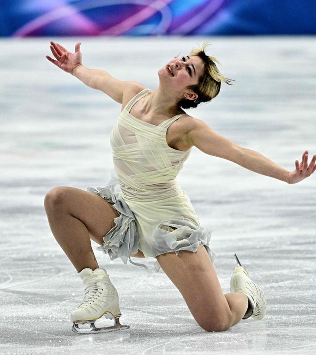 Alysa Liu macht eine Pose auf dem Eis während ihres Kurzprogramms beim olympischen Eiskunstlauf-Wettbewerb.