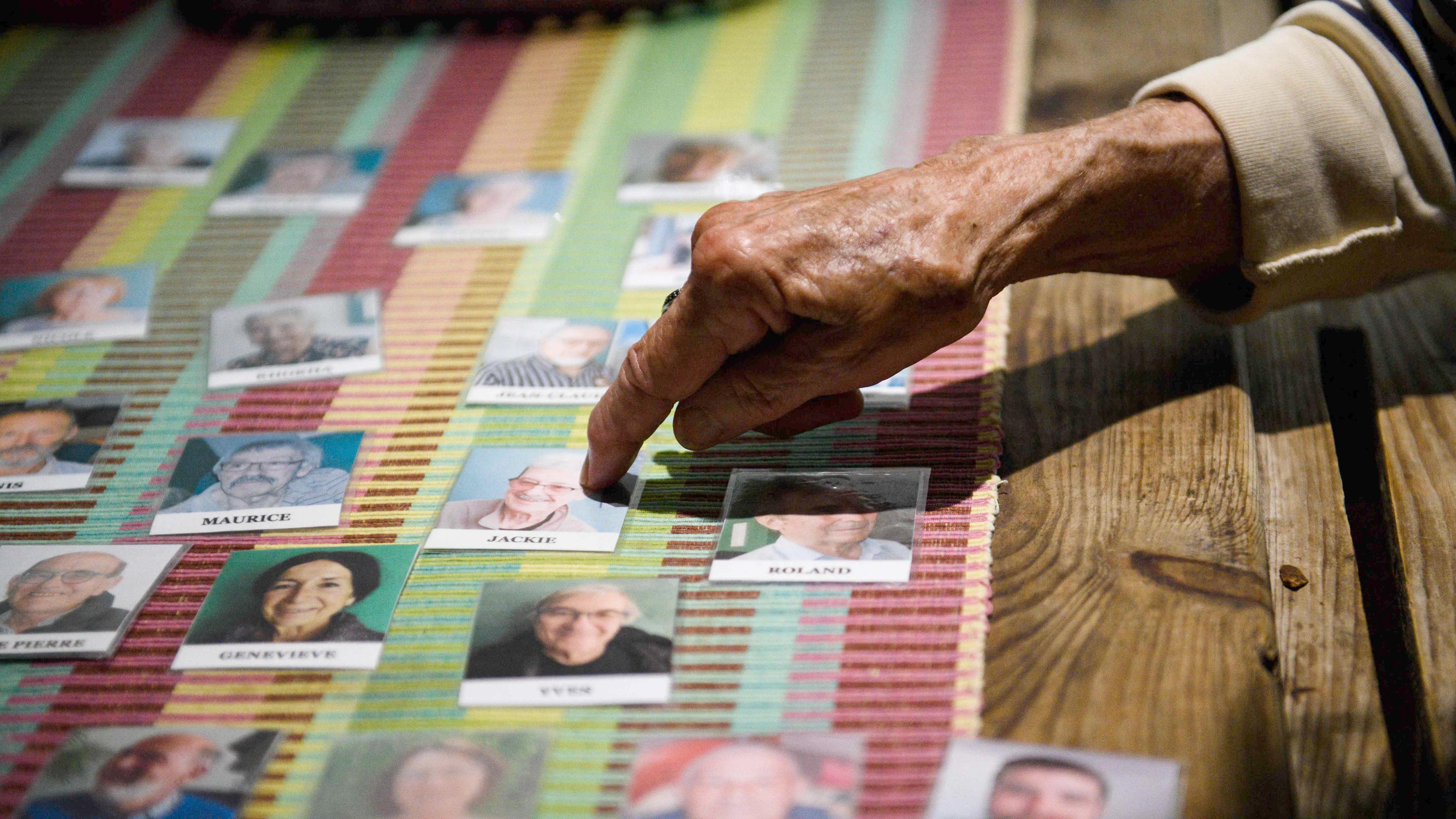 Ein Alzheimer-Patient zeigt auf ein Foto eines ehemaligen Alzheimer-Patienten, aufgenommen am 09.05.2023