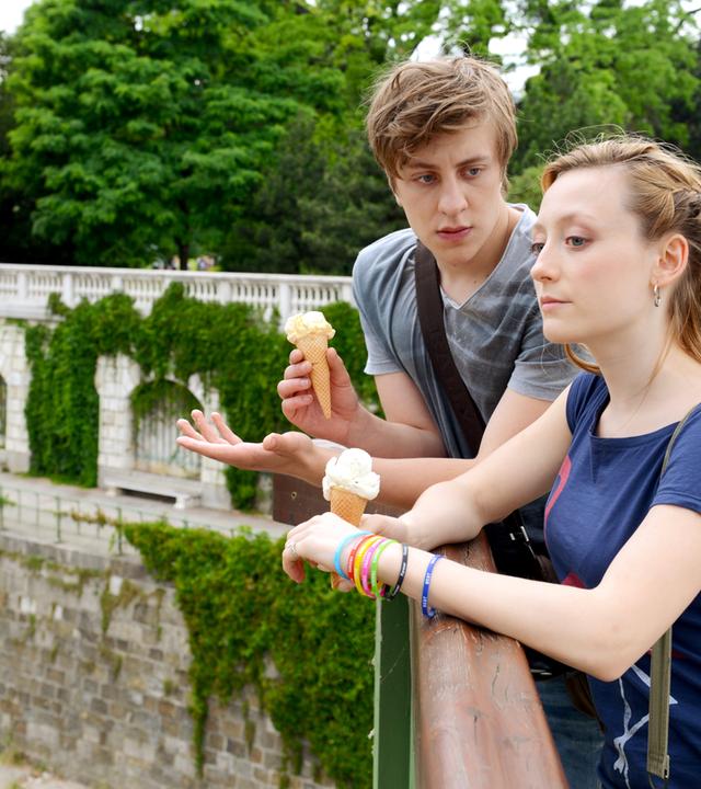 Thomas Schubert (Ben), Alina Fritsch (Hanna) stehen an einem Geländer in einem Park.