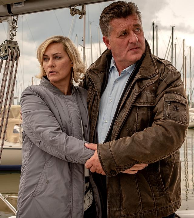 Ines Hauber (Gesine Cukrowski) und Hans Moor (Bruno F. Apitz) stehen nebeneinander Arm in Arm auf einem Steg an dem viele Segelboote liegen.