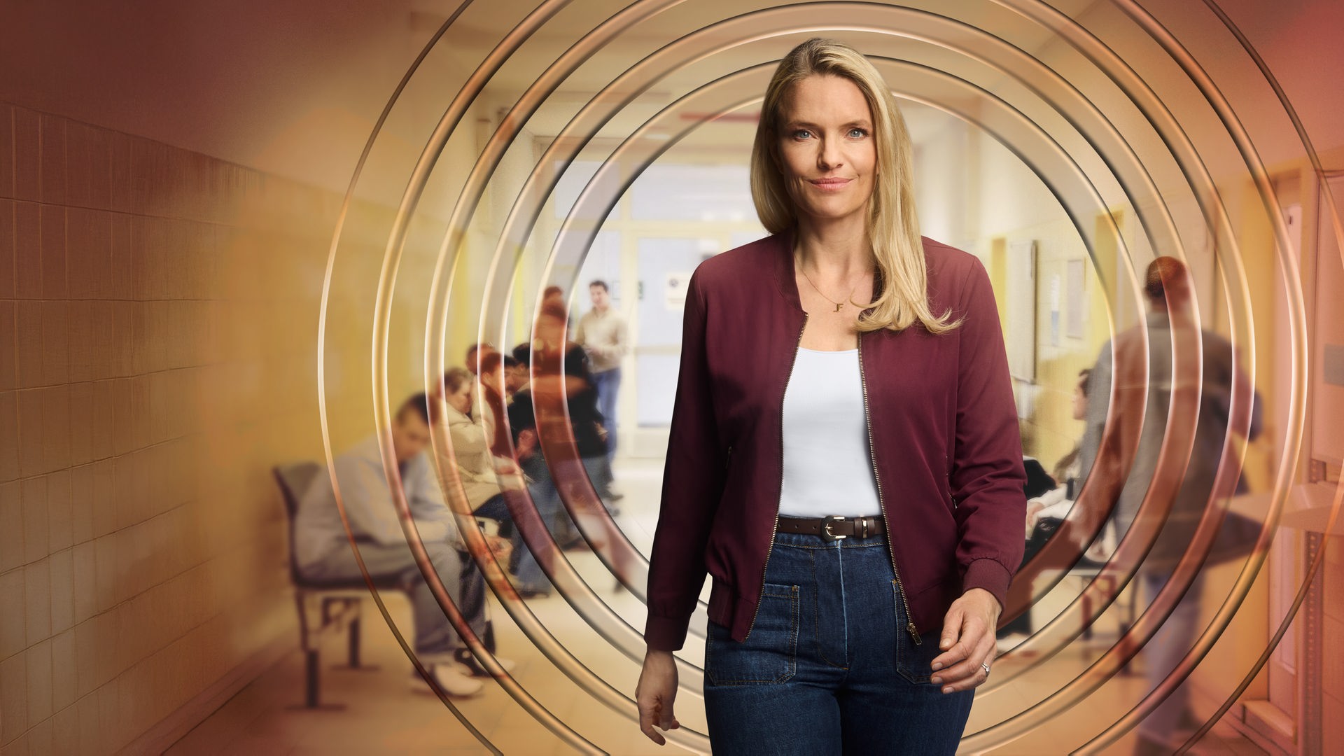Sarah Tacke läuft im Gang eines Jobcenters dem Betrachter entgegen