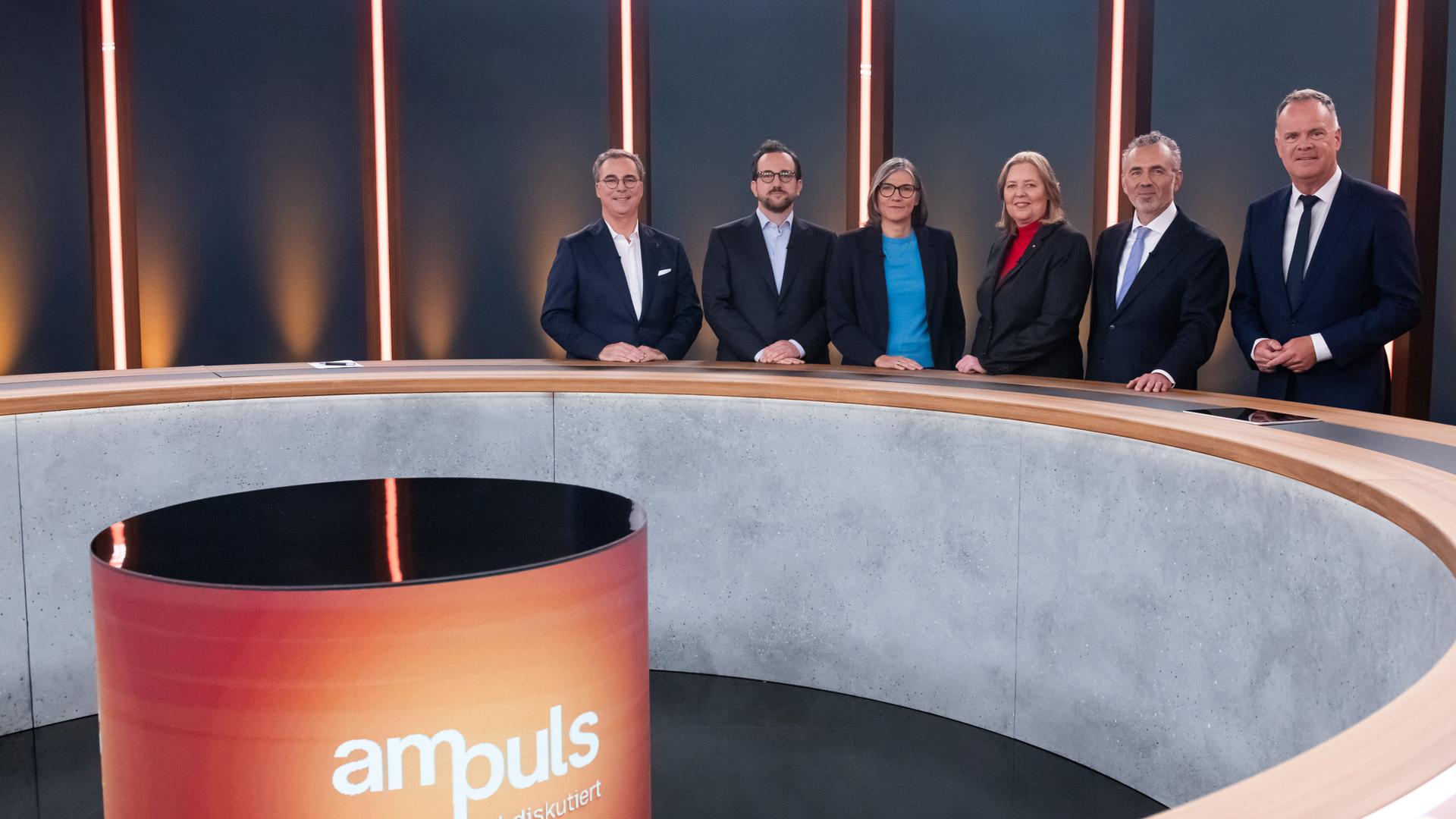 Sechs Diskussionspartner im Studio von "Am Puls"