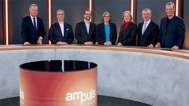 Sechs Diskussionspartner im Studio von "Am Puls"
