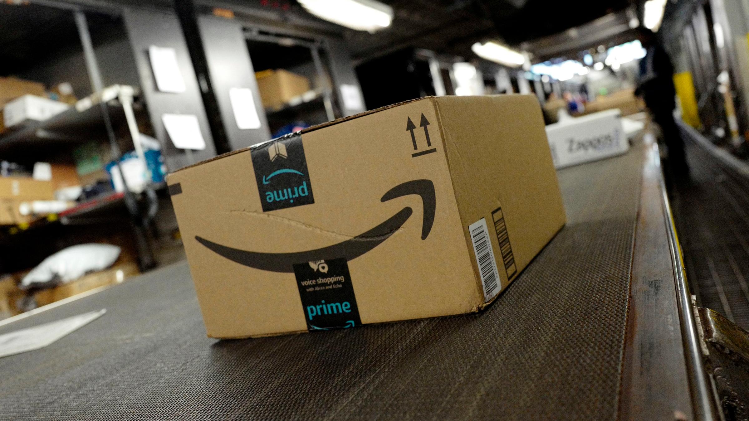 Amazon-Paket auf einem Transportband