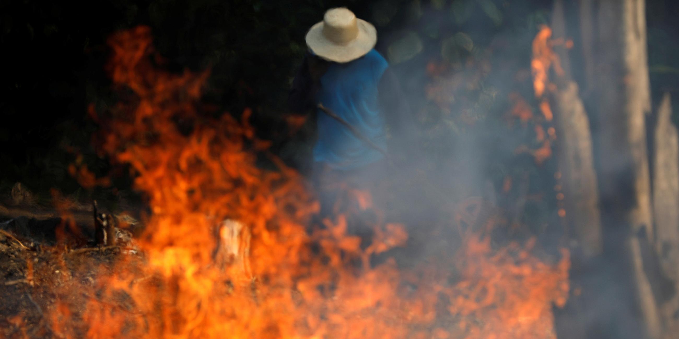 Ein Arbeiter im brennenden Amazonas-Regenwald am 20.08.2019