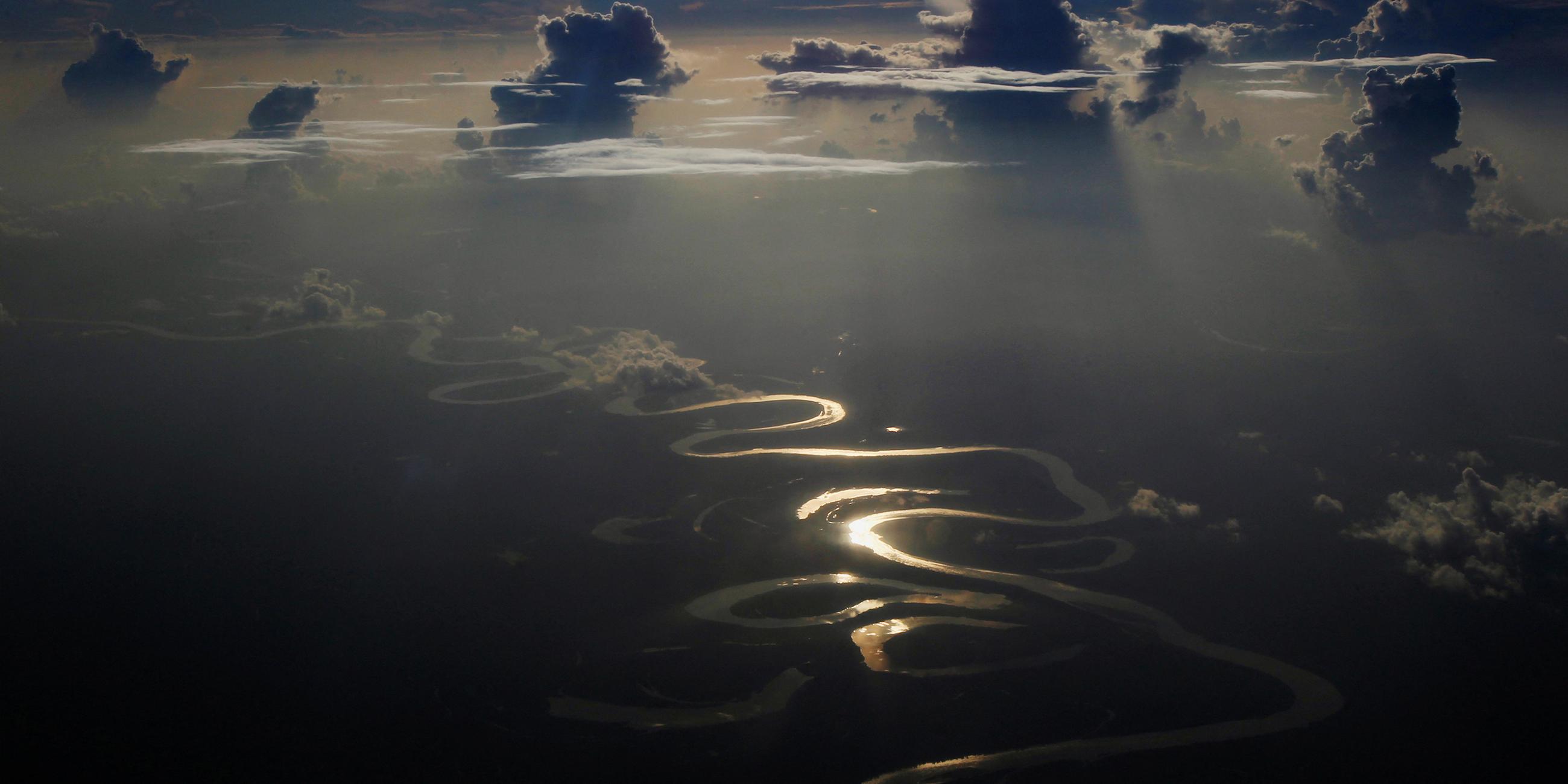 Archiv: Luftaufnahme eines Flusses in der peruanischen Amazonasregion
