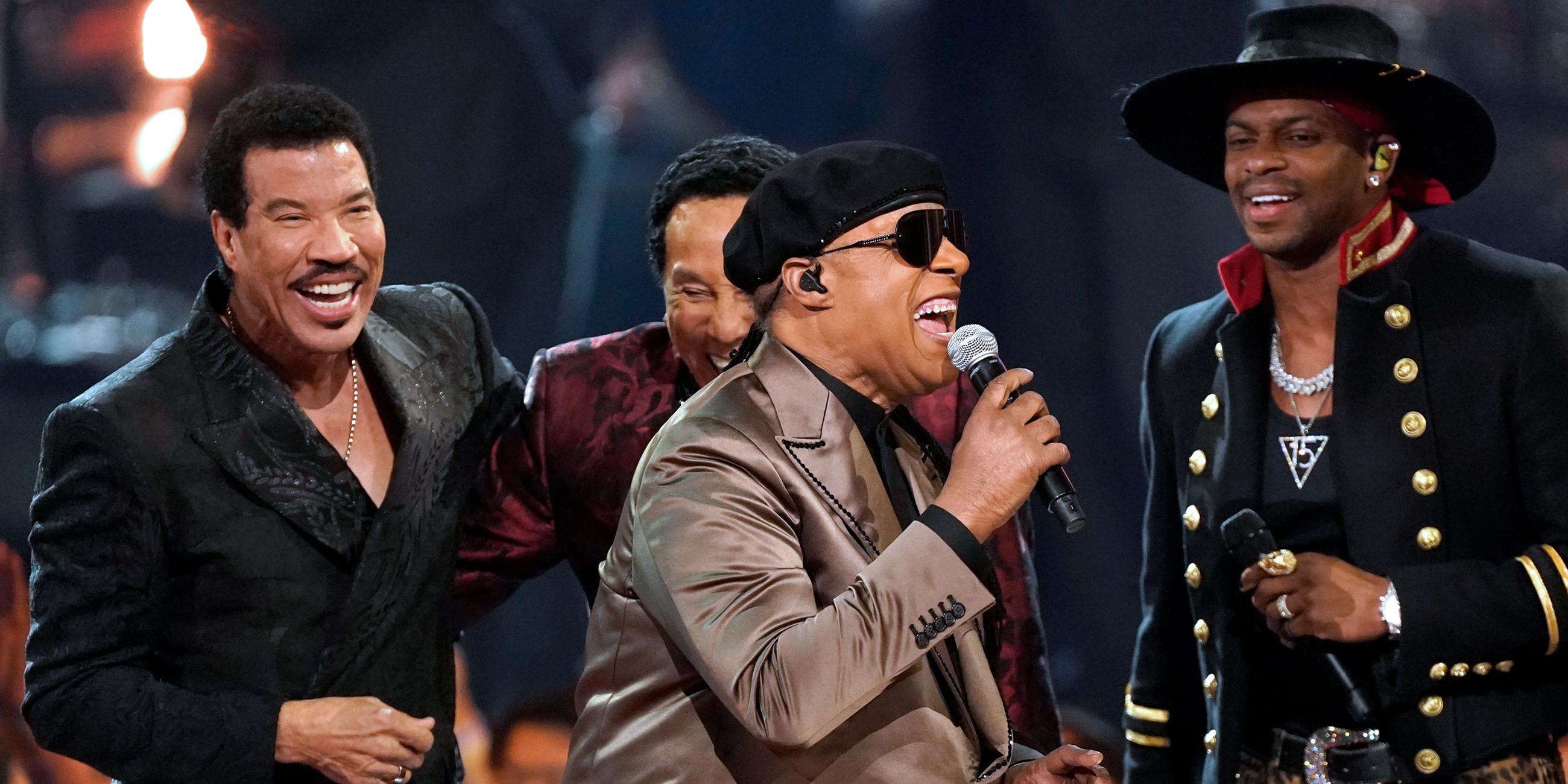 Stevie Wonder, der Icon-Preisträger Lionel Richie, Smokey Robinson und Jimmie Allen führen „We Are the World“ bei den American Music Awards auf 