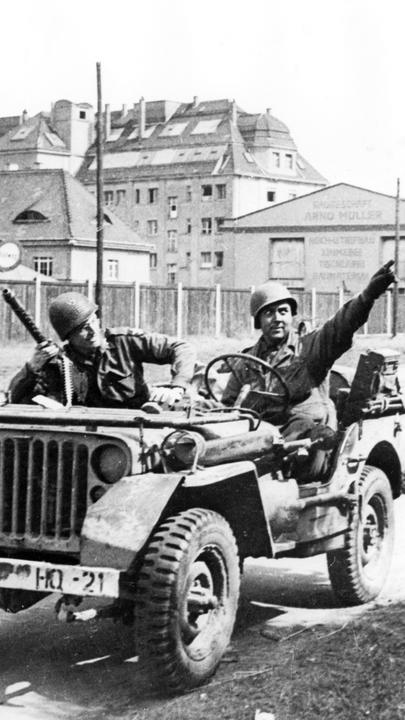 us-soldaten im jeep in leipzig - 1945