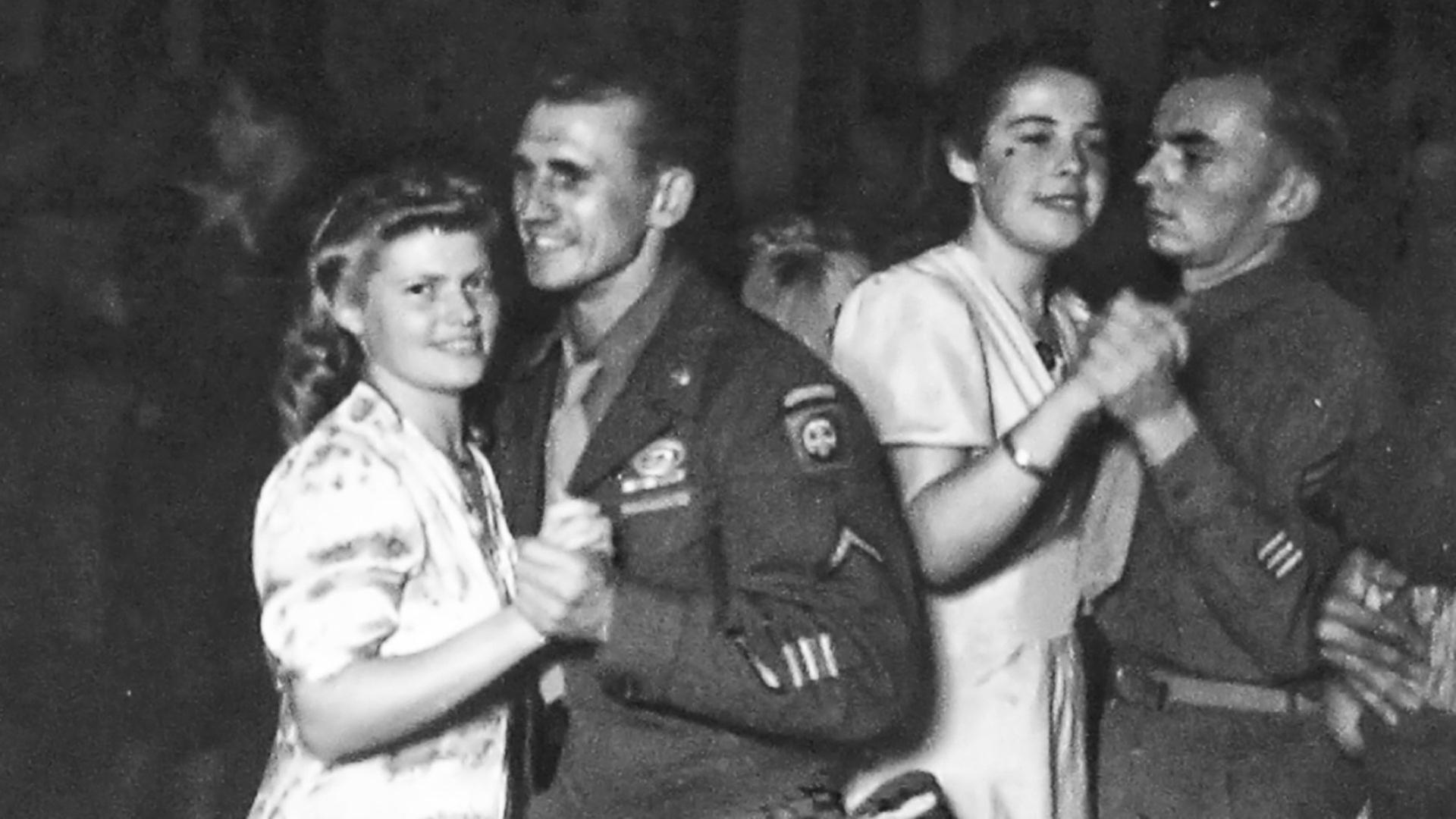 "Amerikaner und Deutsche nach dem Krieg: Die Befreier": Schwarz-Weiß-Aufnahme: Zwei Männer in Uniformen tanzen mit zwei jungen Frauen.