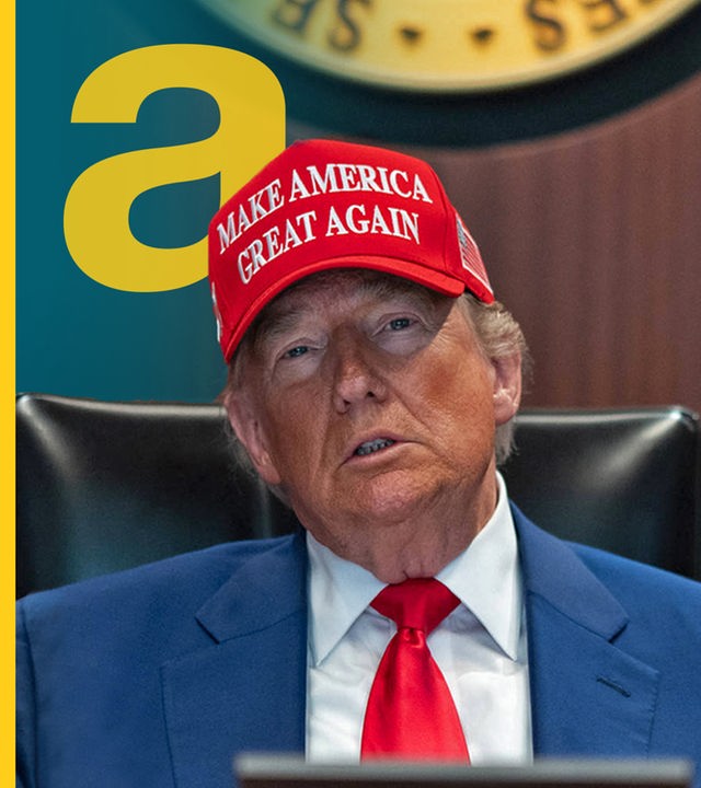 US-President Donald Trump in seinem Situation Room mit der Cap "Make America Great Again"