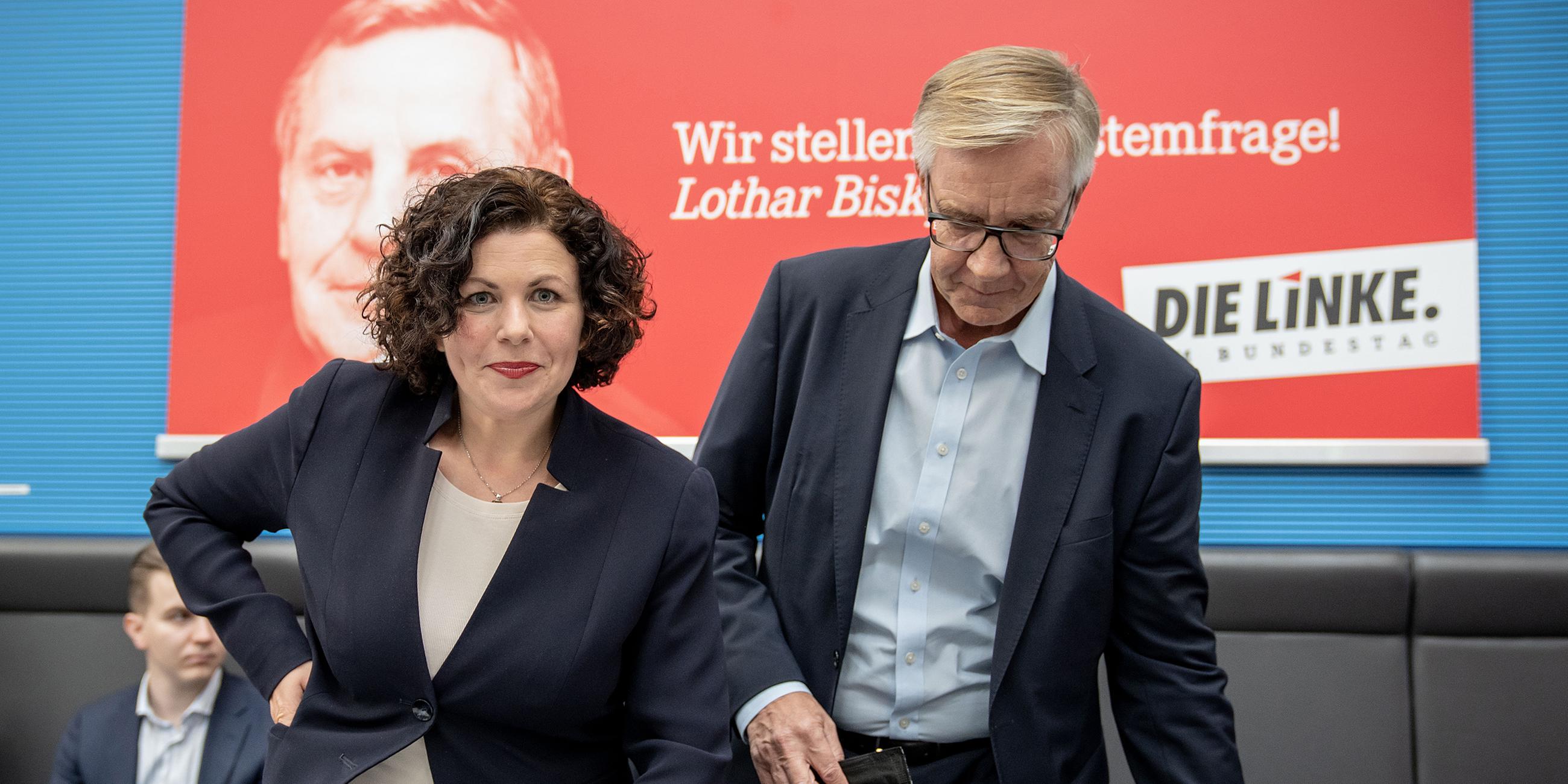 Berlin: Amira Mohamed Ali, Co-Fraktionsvorsitzende der Partei Die Linke, kommt neben Dietmar Bartsch, Fraktionsvorsitzender der Partei, zur Fraktionssitzung im Bundestag.