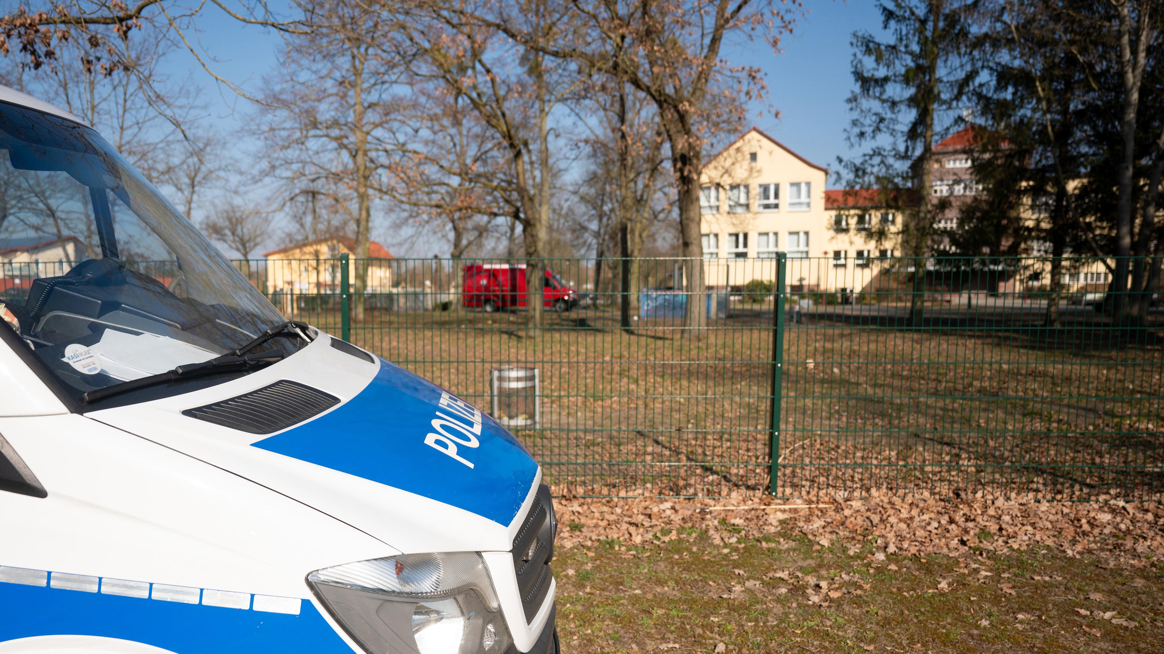  Ein Polizeiauto steht vor einer Schule am 08.03.2024.