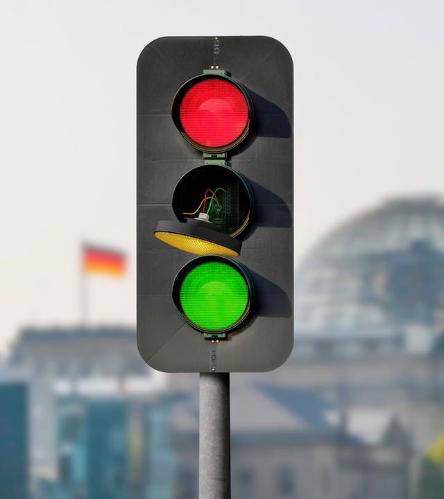 Kaputte Ampel vor Bundestagsgebäude