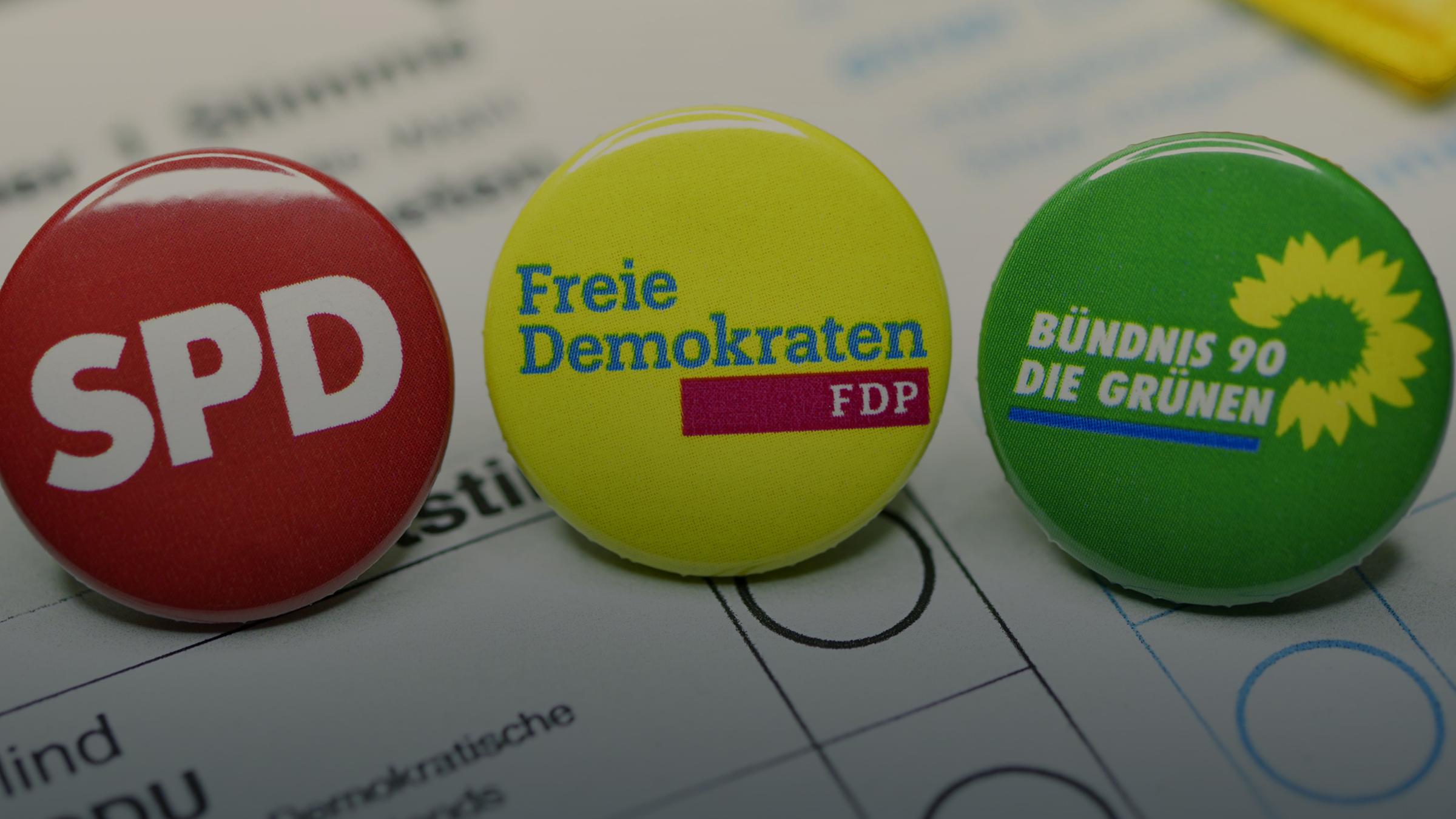 Parteien-Anstecker auf einem Stimmzettel