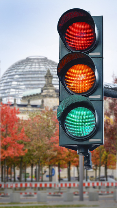 Archiv: Ein Ampel vor dem Reichstagsgebäude in Herbststimmung 