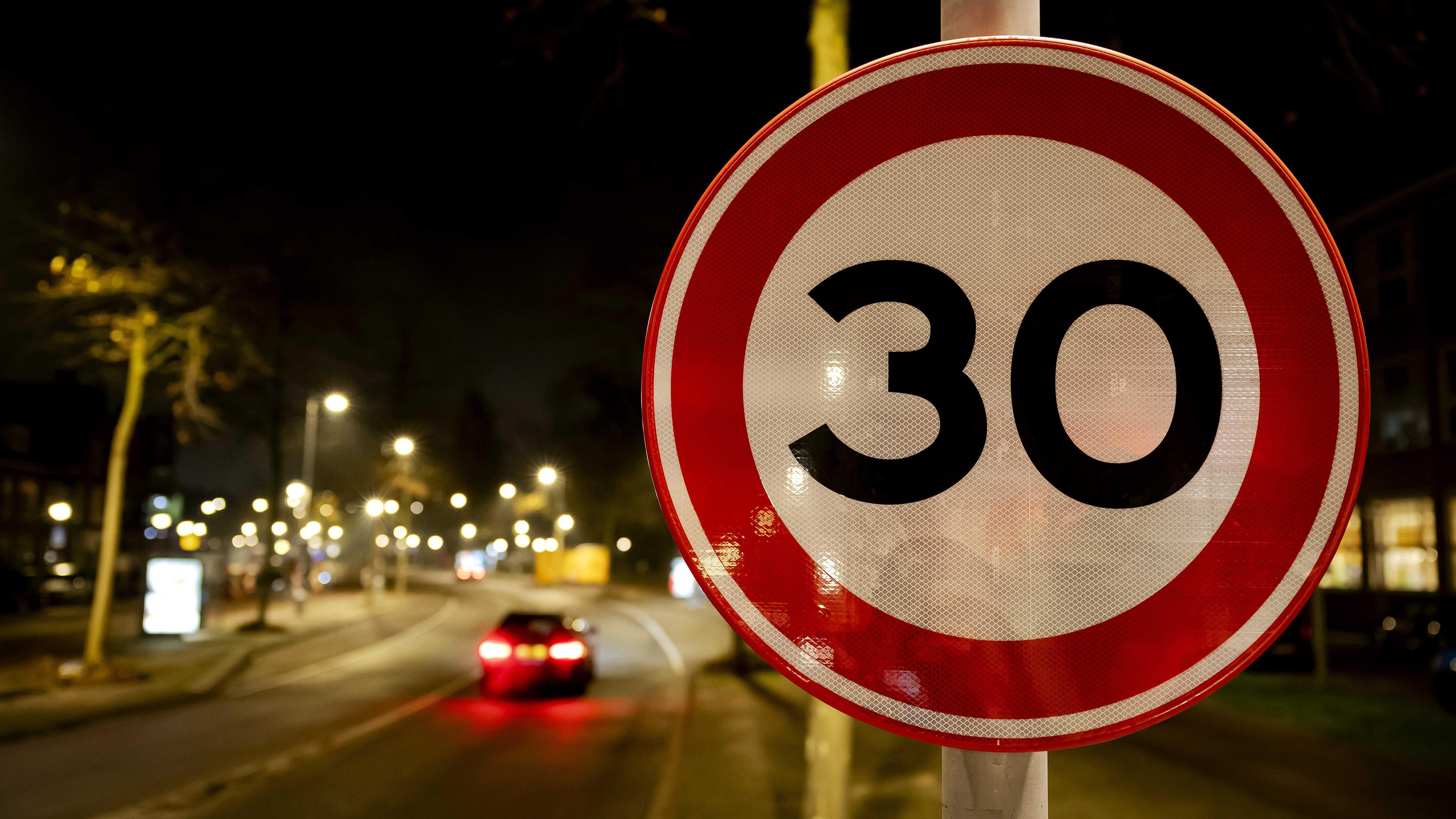 Ein Tempolimit-Schild mit einer Höchstgeschwindigkeit von 30 Stundenkilometern in Amsterdam.