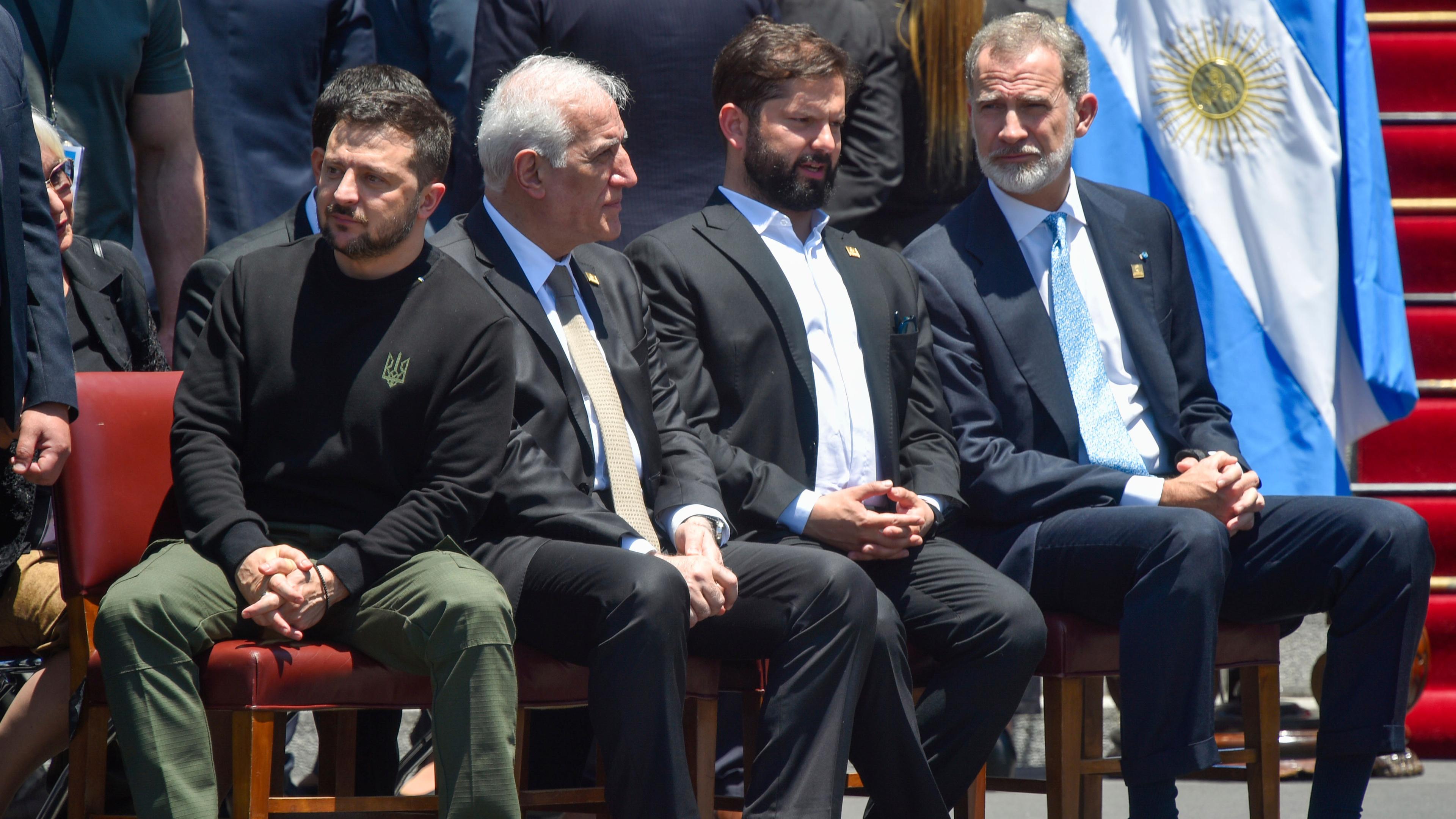 Präsident der Ukriane, Präsident Armeniens, Präsident Chiles und König von Spanien sitzen nebeneinander bei der Vereidigung Mileis in Argentinien.