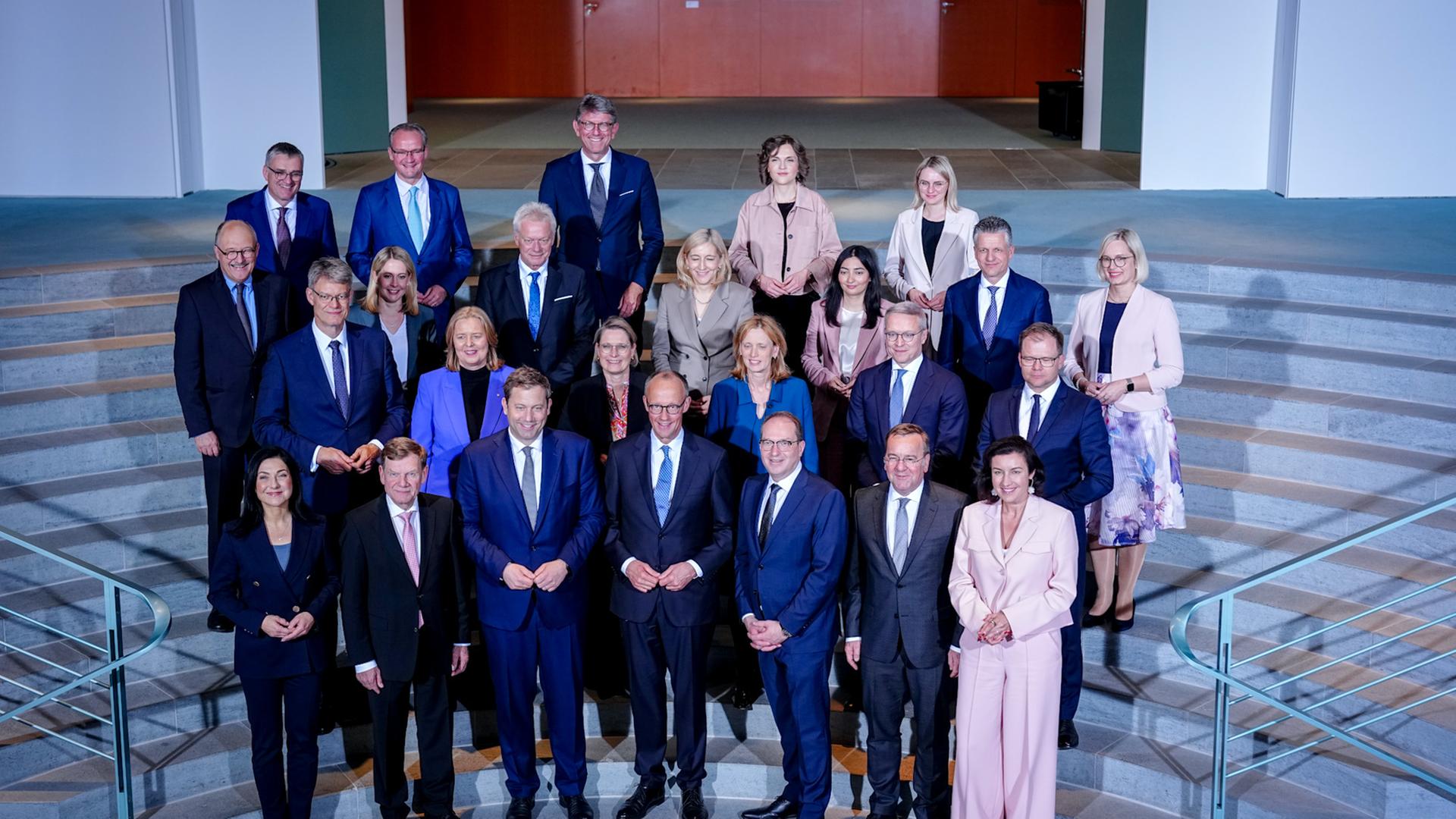 Bundeskabinett steht gemeinsam für Foto auf Stufen zusammen.