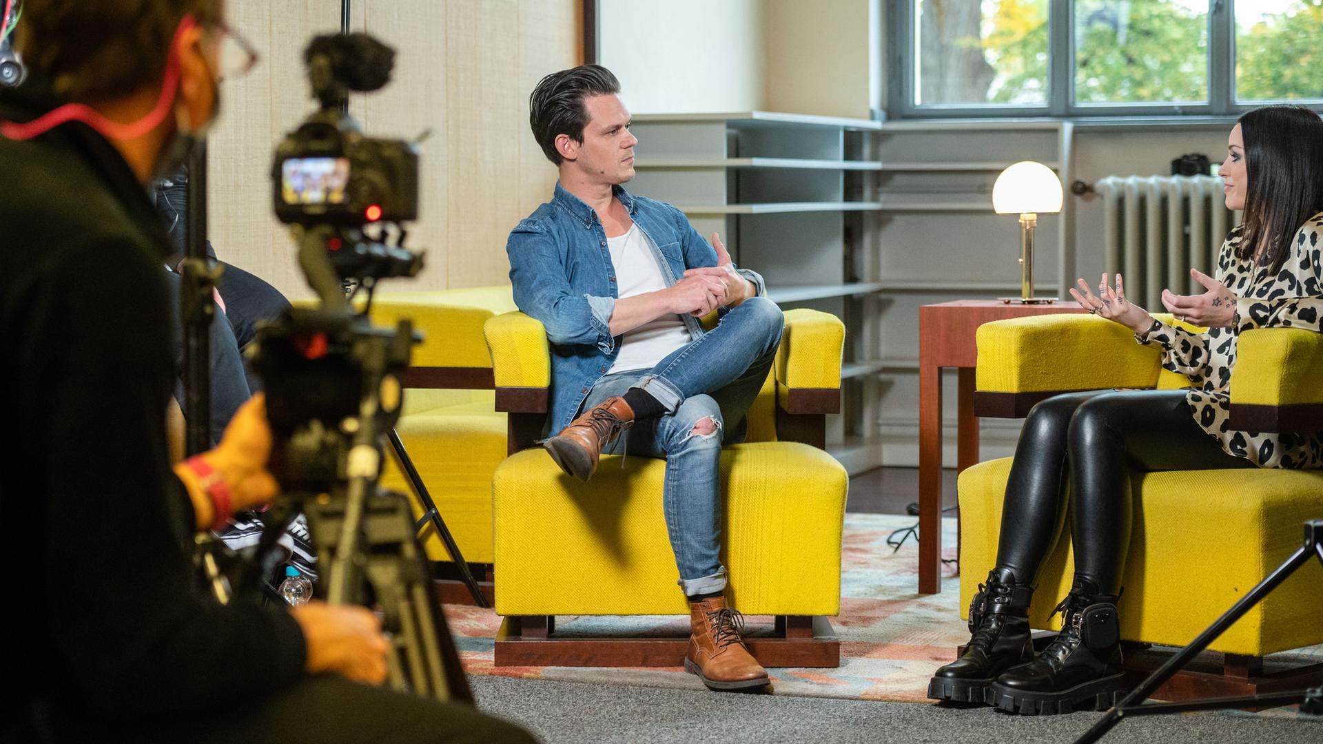 zdf@bauhaus Weimar 2020. Sängerin Amy Macdonald (rechts) im Interview mit Moderator Jo Schück (links)