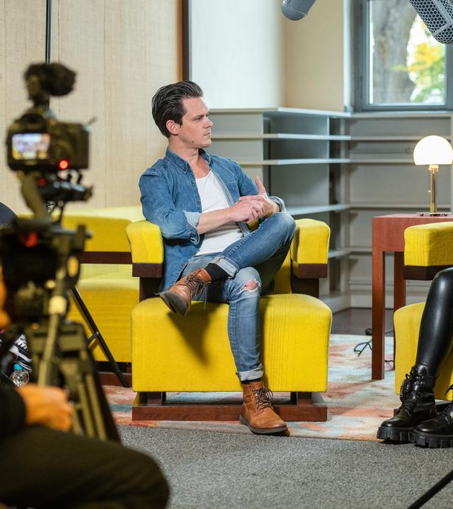 zdf@bauhaus Weimar 2020. Sängerin Amy Macdonald (rechts) im Interview mit Moderator Jo Schück (links)