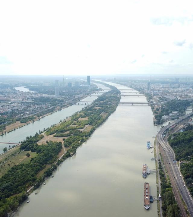 Drohnenbild vom Nussberg flussabwärts.