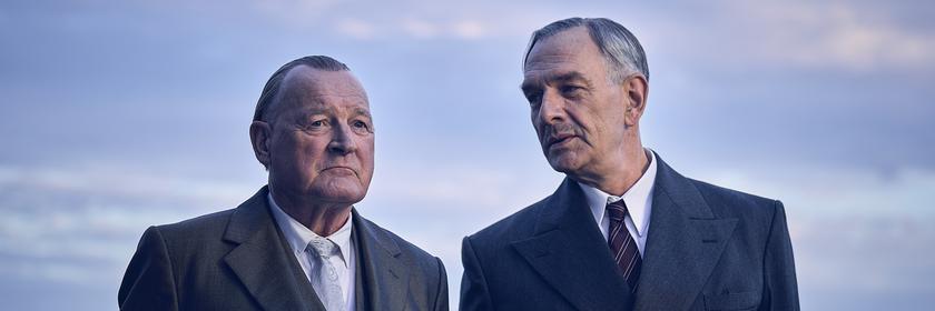 Szenenfoto aus "An einem Tag im September": Ministerpräsidenten Charles de Gaulle (Jean-Yves Berteloot, r.) und Bundeskanzler Konrad Adenauer (Burghart Klaußner, l.) im Gespräch