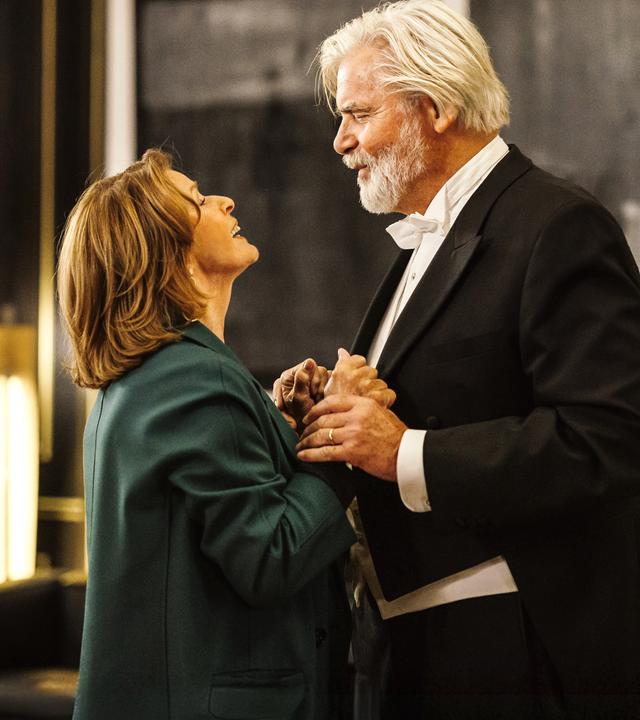 Walter (Peter Simonischek) und Charlotte Kler (Senta Berger) stehen sich Arm in Arm gegenüber