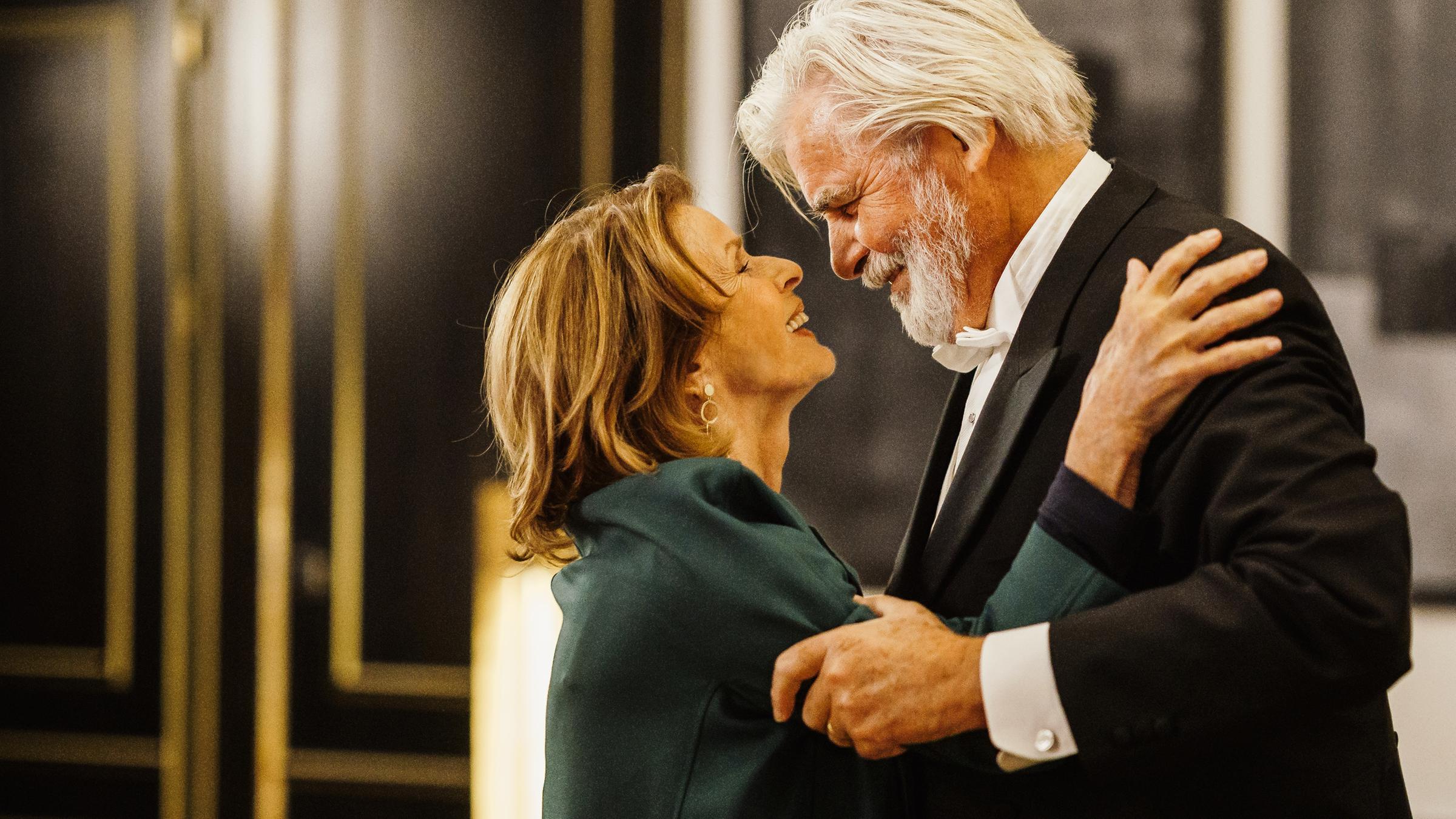 Walter (Peter Simonischek) und Charlotte Kler (Senta Berger) stehen sich Arm in Arm gegenüber