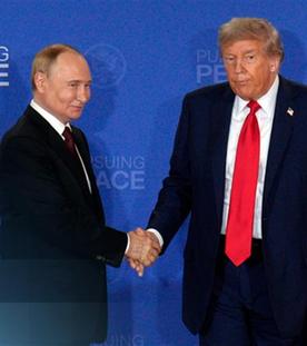 Wladimir Putin und Donald Trump bei einer Pressekonferenz in Alaska