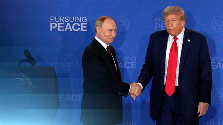 Wladimir Putin und Donald Trump bei einer Pressekonferenz in Alaska