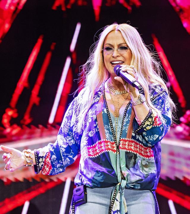 Anastacia singt in einem bunten Outfit auf der Bühne.