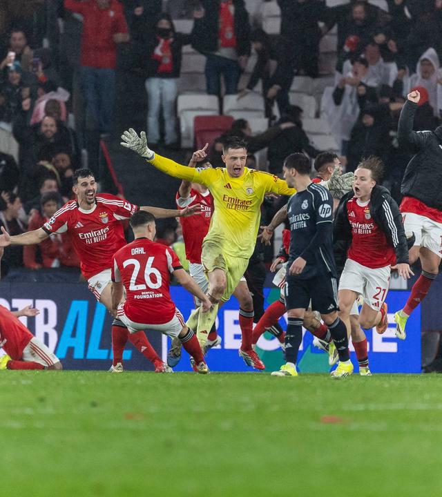 Torwart Anatolij Trubin jubelt nach seinem Tor am 28.01.2026 in Lissabon.