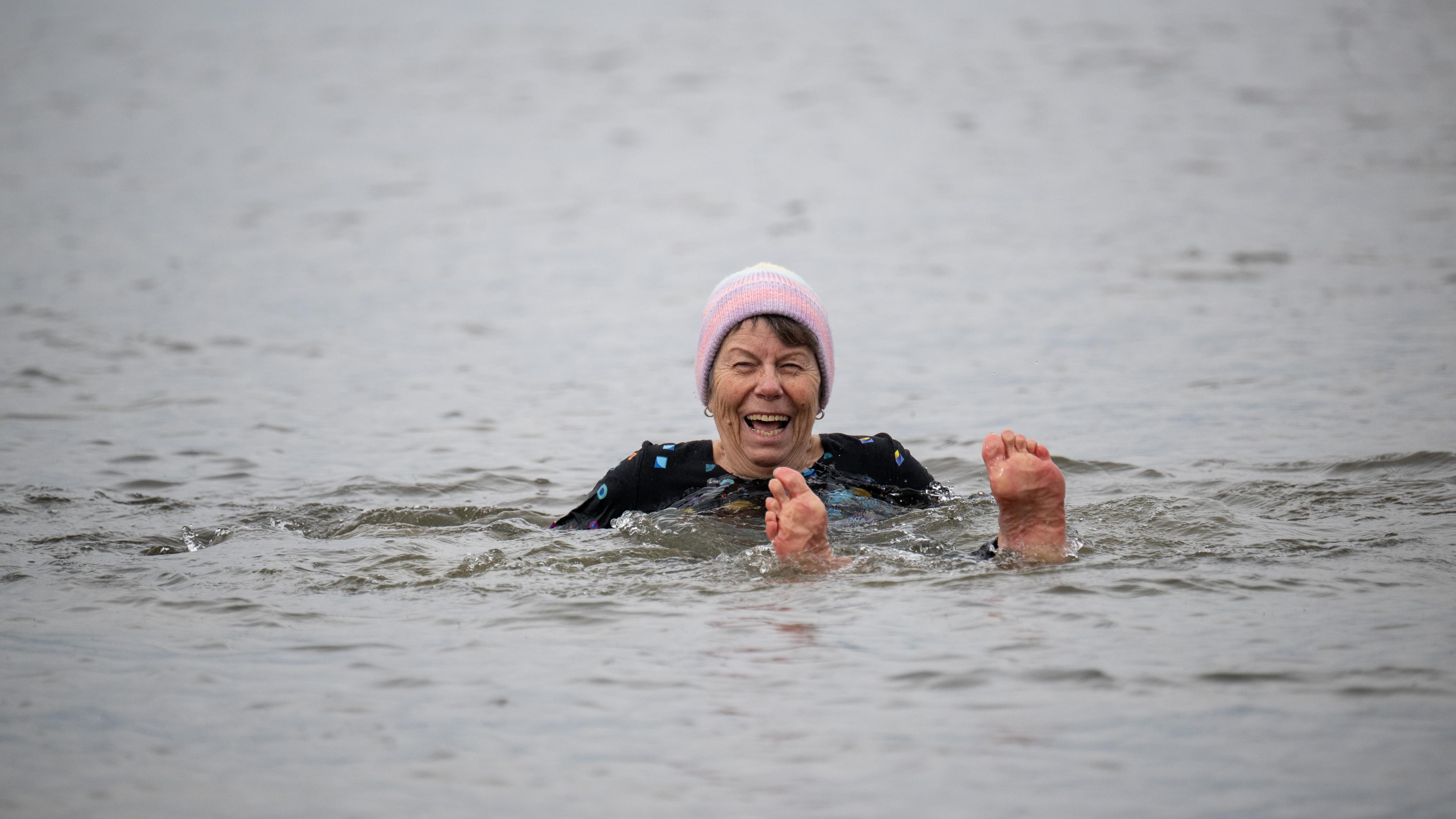 Eine Frau schwimmt im Strandbad Wannsee