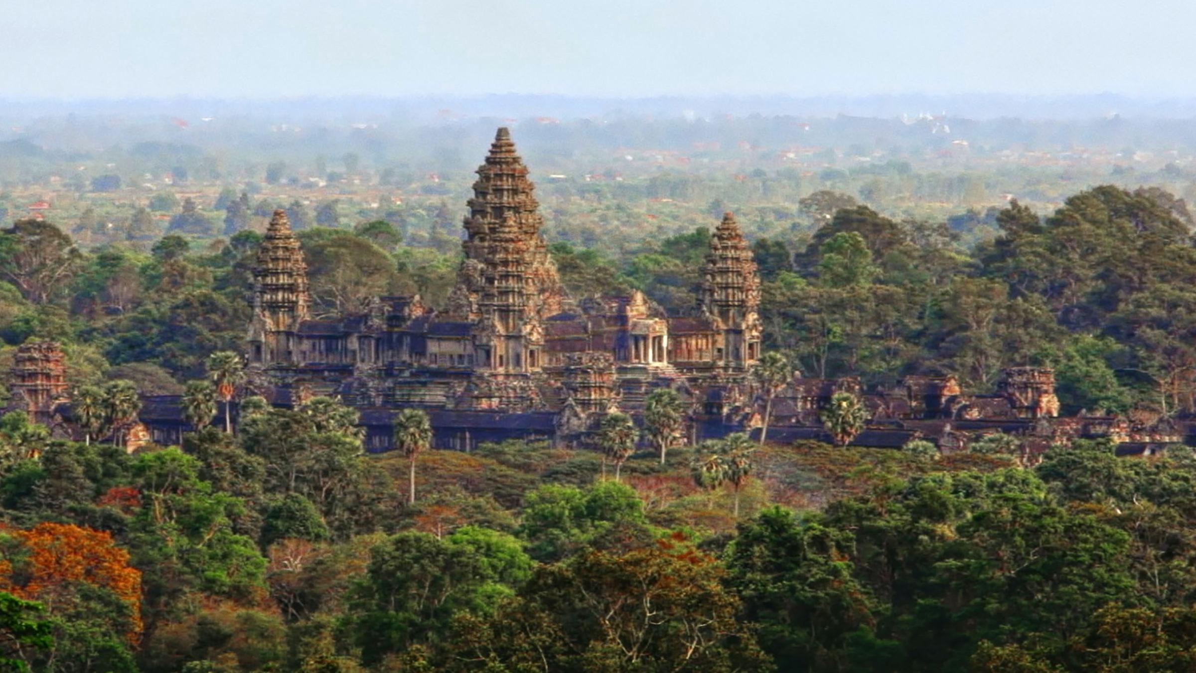 Luftaufnahme einer Tempelanlage mit mehreren Türmen im Regenwald