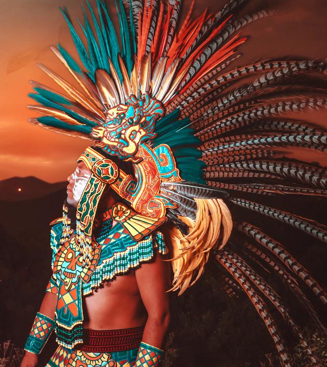 Montage: Ein Aztekenkrieger mit imposantem Kopfschmuck; daneben ein Ausschnitt aus einem Gemälde, welches den Kampf der Azteken gegen die Spanier zeigt.