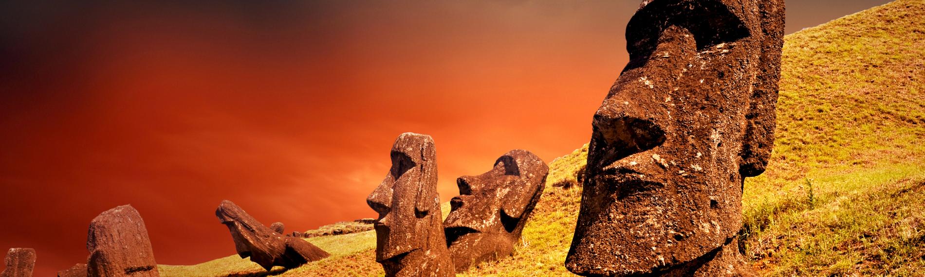 Eine Gruppe Moai Skulpturen steht auf der Osterinsel.