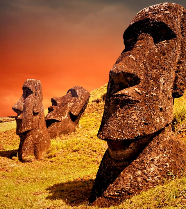 Eine Gruppe Moai Skulpturen steht auf der Osterinsel.
