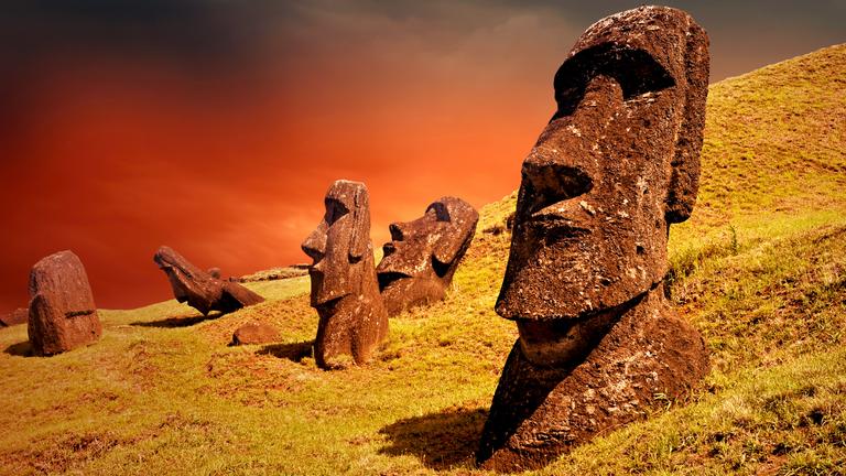 Eine Gruppe Moai Skulpturen steht auf der Osterinsel.