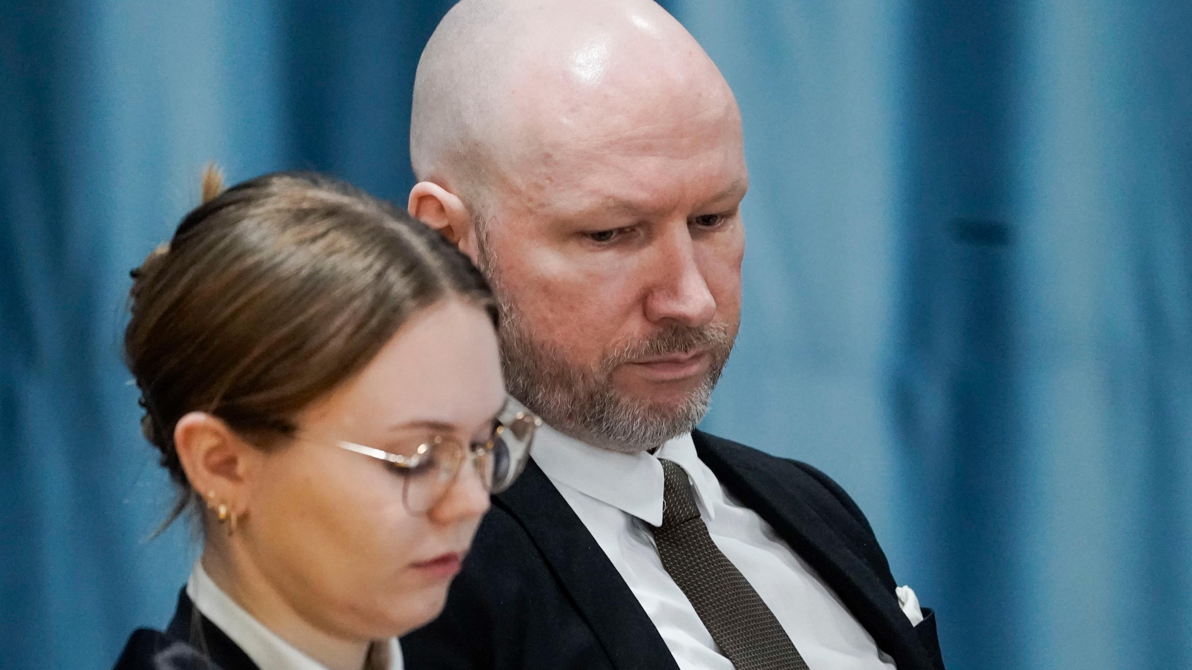 Anders Behring Breivik (r) am ersten Tag des Verfahrens vor dem Bezirksgericht Oslo 