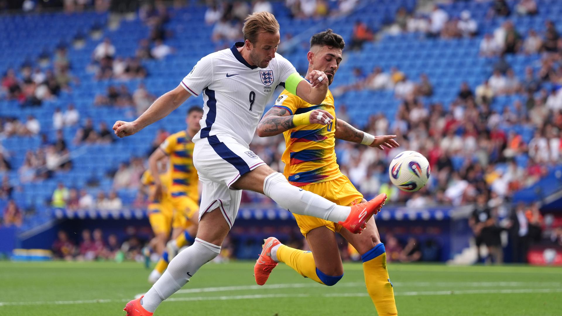 Englands Harry Kane und Andorras Marc Garcia kämpfen um den Ball.