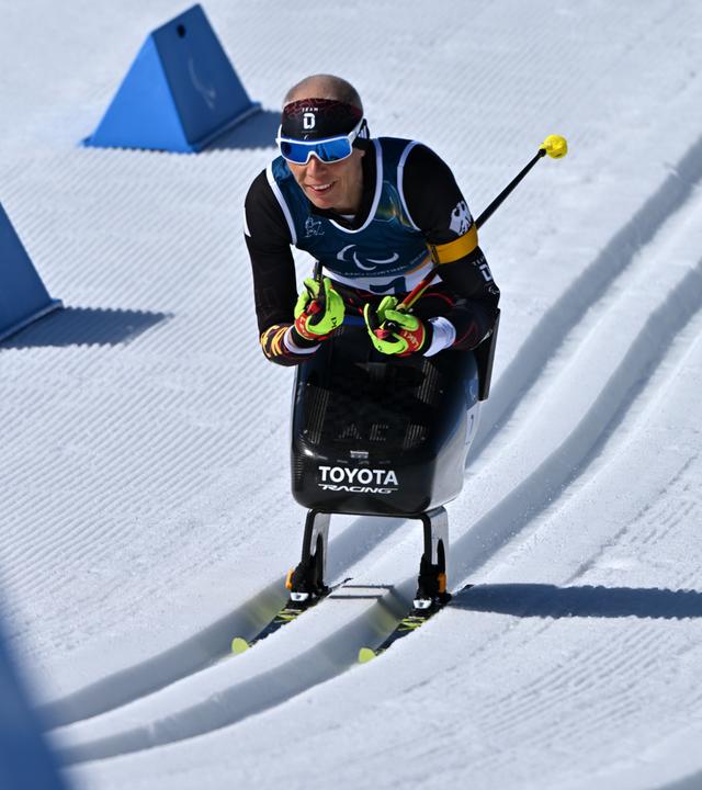 Andrea Eskau in Aktion im Para Biathlon Sprint Frauen sitzend im Tesero Cross-Country Skiing Stadium.