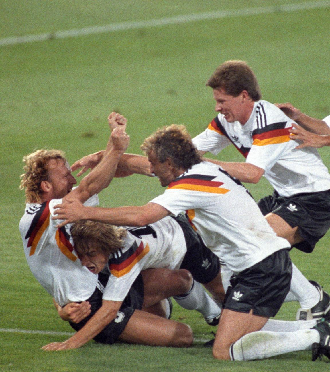 Andreas Brehme wird von seinen Mannschaftskameraden umringt, nachdem er das einzige Tor im Finale der Fußballweltmeisterschaft gegen Argentinien erzielt hat, aufgenommen am 19.10.2019