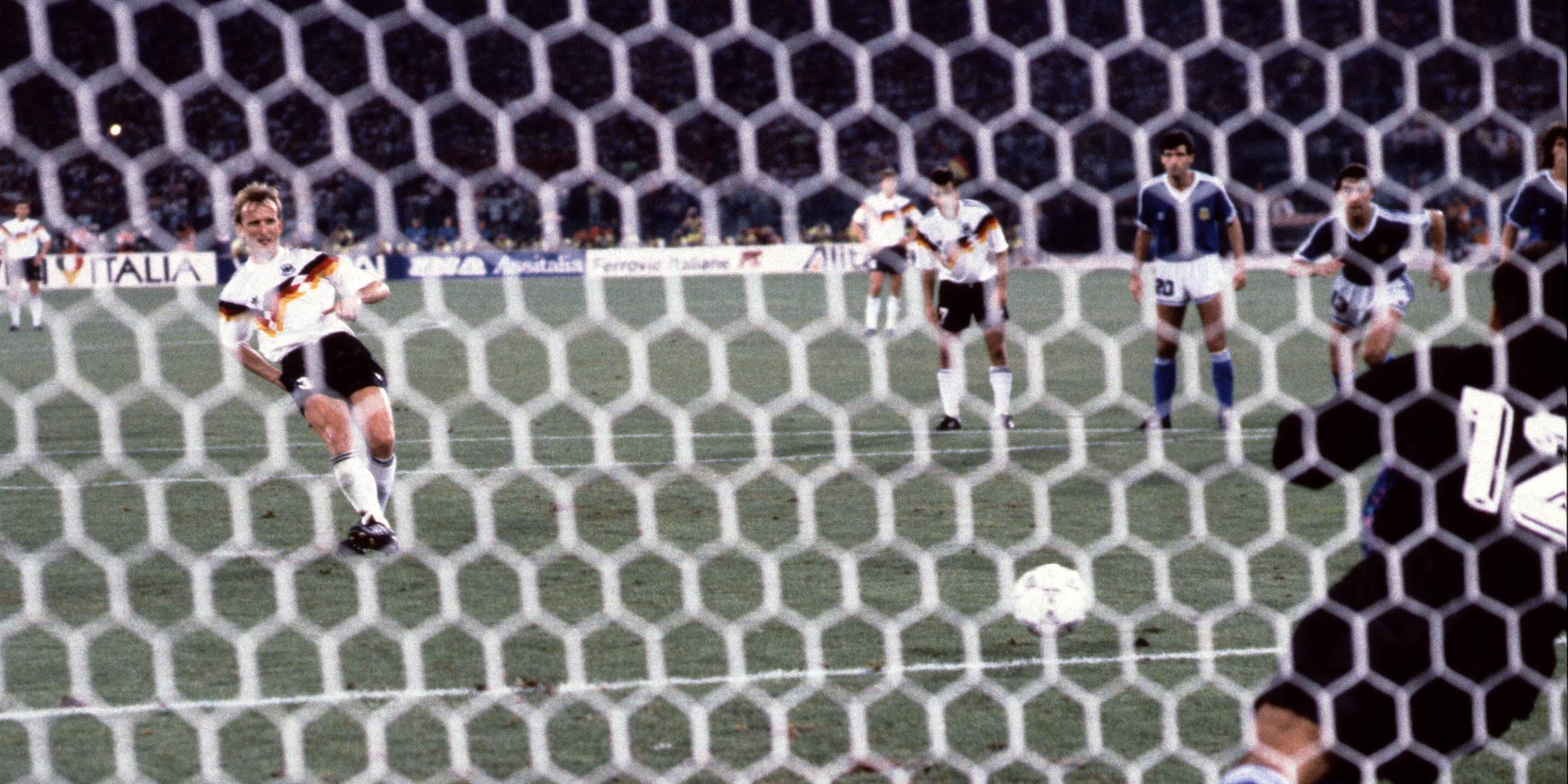 Andreas Brehme verwandelt im WM-Finale 1990 den Elfmeter gegen Argentiniens Torwart Sergio Goycochea zum 1:0-Endstand.