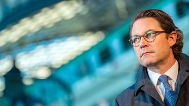 Andreas Scheuer steht am 20. Dezember 2019 bei einem Pressetermin zur Preissenkung bei der Deutschen Bahn am Berliner Hauptbahnhof.