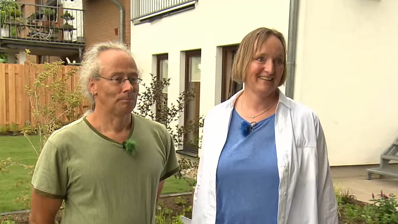 Andreas und Rita Seidel stehen in ihrem Garten.