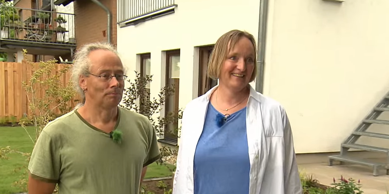 Andreas und Rita Seidel stehen in ihrem Garten.