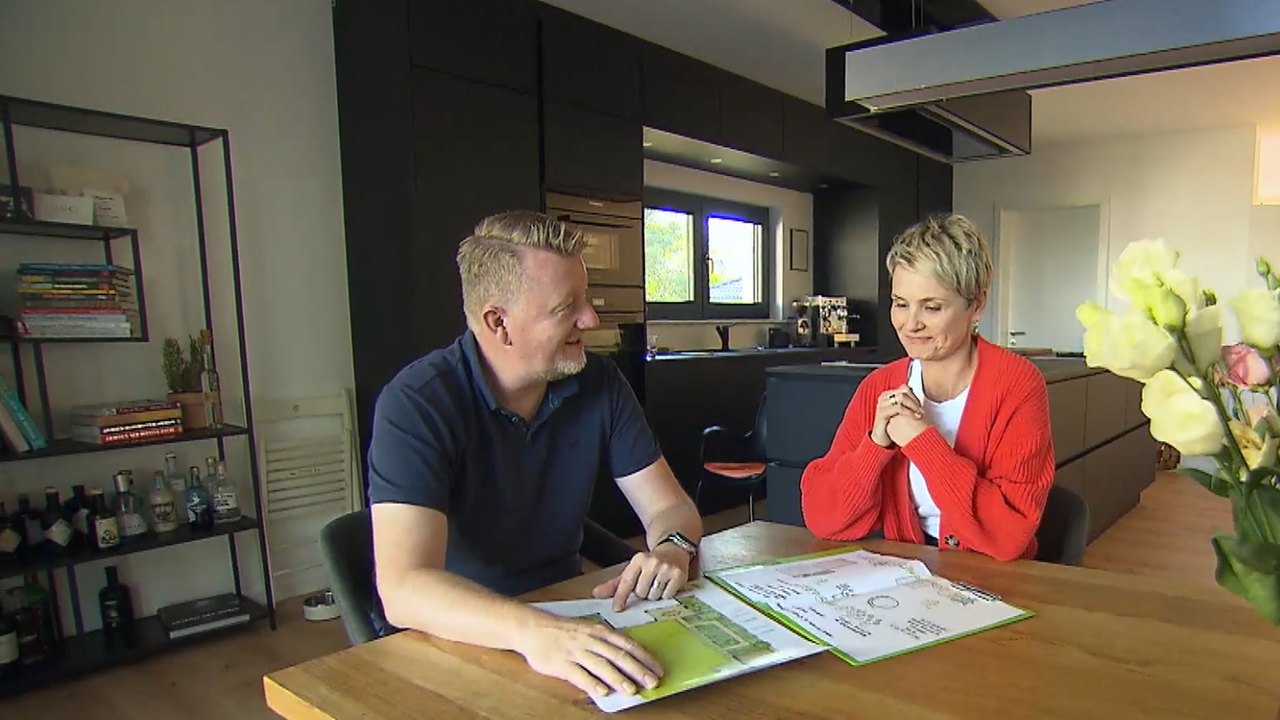 Andreas und Susanne Dähn sitzen am Tisch.